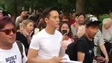 陈伟霆参加商演，被粉丝围了起来，路都给堵了