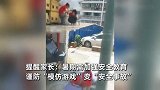 小孩把雨伞当降落伞，从2米多高的地方“飞”下来！路人呵斥阻止
