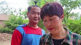 母亲带着傻儿子出去捡破烂，捡到一个包等失主，没想却等来了恩人