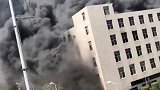 福建工业区一厂房突发大火 浓烟遮天蔽日122名消防到场处置