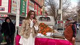 当代年轻人：吊着前任 宠着现任 哄着下任
