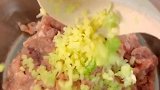 这样做猪肉芹菜饺子保你吃不够，可香了。