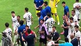 实拍武汉三镇跟队摄影师，疑似与工体国安球迷发生口角
