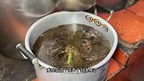 福建大叔卖泡面30多年，1碗卖15，起初被人看不起，如今日做1000碗