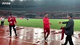 林创益迎中超百场 上港董事长为其颁发纪念球衣