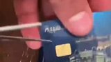 男子将银行卡芯片剪出当成手机卡装上
