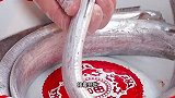 烧带鱼很多人都爱吃，但总把带鱼烧得稀巴烂，大厨教你正确做法