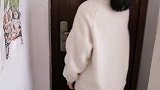 女孩出门散步，第一次见萝卜开出的花朵