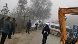 河南信阳大客车发生事故  车尾掉进深沟已致两死多伤