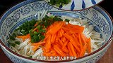 金针菇里打2个鸡蛋，真的是太好吃了，我家一周吃6次，营养又解馋
