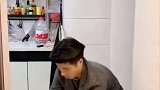 出差一个月没回家，老婆背着我做这种事，小伙忍不住了