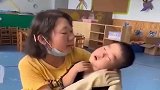 老师把妈妈画胖了，气得宝宝崩溃大哭，看完差点笑岔气！