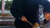 路边摊老板炒面左顾右盼遭顾客吐槽