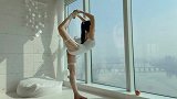 美女清晨香蕉补能量拉伸 高难度后抬腿轻松自如