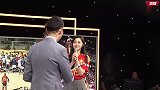 有点尬！现场女球迷带着亚马尔一起念：小孩哥