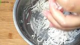 1个萝卜和4鸡蛋放在一起，试试这个做法，竟然这么好吃