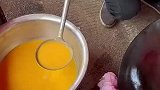 男子摇晃均匀制作鸡蛋皮！