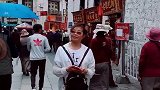 人潮涌动的拉萨八廓古街