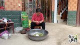 婆婆要带53岁公公去看病，公公说浪费钱，婆婆直接拽他去医院