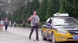 美女裙子拉链没拉，好心小伙帮她拉，谁料挨了一巴掌