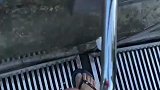女子在海边玩耍后想要冲脚