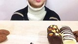 美女试吃巧克力涂层棉花糖、巧克力曲奇