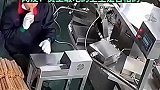 每次做的鸡蛋卷都对不上数量，结果一看监控真相了