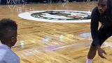 篮球-17年-继承老爸好功力 CP4跟着爸爸练习运球一模一样-专题
