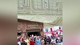 英格兰球迷场外飙歌热身 哥伦比亚球迷看台就等好吧！
