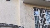 飞檐走壁！居民外出煤气未关房门被锁 小伙翻窗而入及时排险
