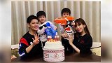 林志颖晒全家福为双胞胎儿子庆生 双子星长势惊人，模样太像爸