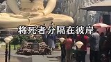 尼泊尔最大的神庙，只有印度教徒才能入内，门口有6座石火葬台