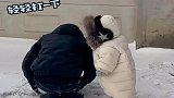 爸爸带娃第一次打雪仗，把父爱如山体现的淋漓尽致
