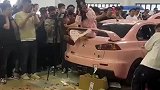 排气管放炮声，将西瓜炸得粉碎