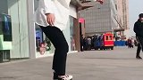 这个姑娘火了，滑板玩的这么6，让男生情何以堪！