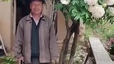老人站在陪他长大的牡丹下，回忆往事