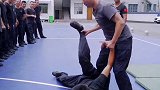 倒功 日常训练 是不是有人要问为什么用垫子？因为地是真的烫。。特警训练 英山特警