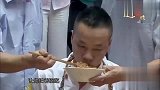 锋味：赵丽颖在楼上扔鸡蛋，哪料全部碎掉，谢霆锋一脸无奈