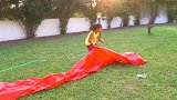两个小姐妹一起玩水上乐园