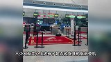 疑因错过航班耽误孩子考公，女子坐地哭喊还下跪磕头，机场回应
