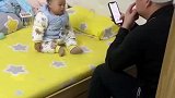 爸爸带娃时玩手机，宝宝主动帮爸爸“把风”
