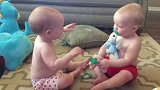 双胞胎萌娃互掐，只是为了争夺奶嘴，兄弟俩竟然大打出手！