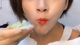 妹子用青汁做的大桃子太好看了，咬上一口沙脆的感觉爽爆了！
