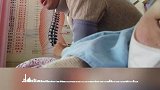 女子按摩时发现盲人小哥唱歌很好听且精通多种乐器