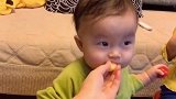 小宝宝吃个水果，没想到突然开心成这样，小表情好逗啊！
