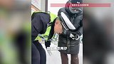 冬天路面结冰怎么办？交警搬出“防滑神器”：买水果经常能获得