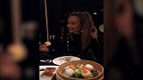 瓦尔加ins晒中国美食 网友：你比美食更诱人！