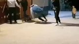 邻家小哥今又醉，这次是用大木头抬回家的