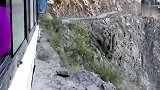 真是艺高人胆大,这么危险的道路,大客车也敢过真是太牛了