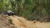 丰田霸道第一次走山路，5秒后精彩瞬间发生！